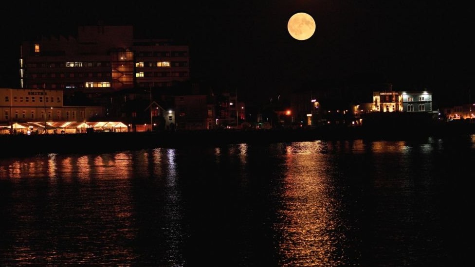 Supermesec i lunarna eklipsa obradovali posmatrače zvezda 4 Supermesec