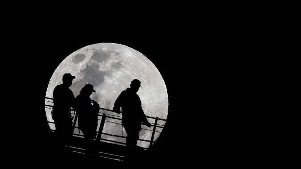 Supermesec i lunarna eklipsa obradovali posmatrače zvezda 9 Silueta penjača koji se spuštaju sa vrha Harbor Bridža u Sidneju