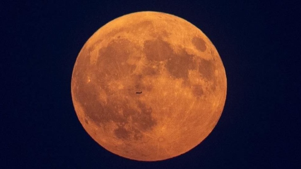Supermesec i lunarna eklipsa obradovali posmatrače zvezda 11 Avion leti ispred Meseca u Torontu