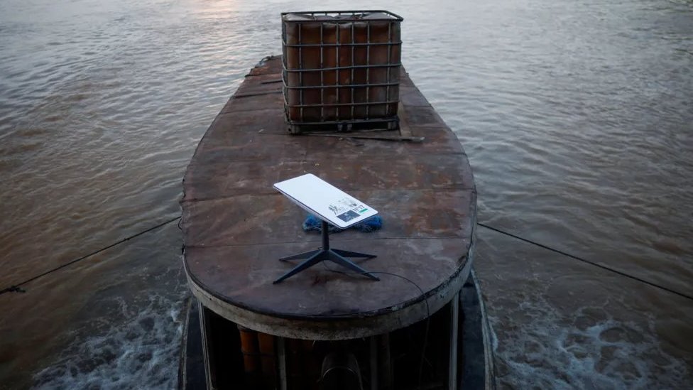 Astronomija: Maskovi sateliti 'blokiraju' pogled na univerzum 3 Starlink internet sistemi se mogu koristiti na udaljenim mestima, kao na ovom brodu u Brazilu