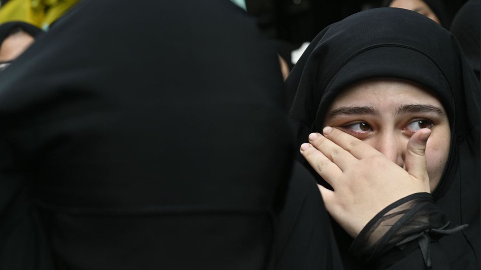 Liban: Vazdušni napadi Izraela na Liban, vođa Hezbolaha obećava osvetu za „masakr" 2 Sahrana žrtava eksplozija