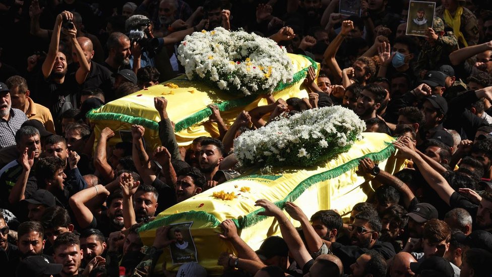 Liban: Vazdušni napadi Izraela na Liban, vođa Hezbolaha obećava osvetu za „masakr" 5 Sahrana na ulicama Bejruta