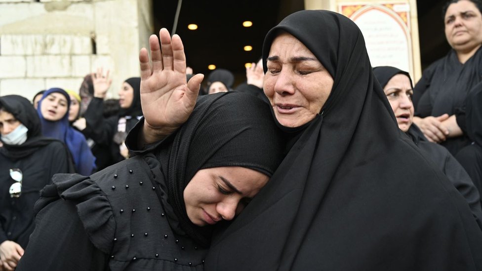 Liban: Vazdušni napadi Izraela na Liban, vođa Hezbolaha obećava osvetu za „masakr" 1 Žene tuguju za žrtvama napada u Libanu