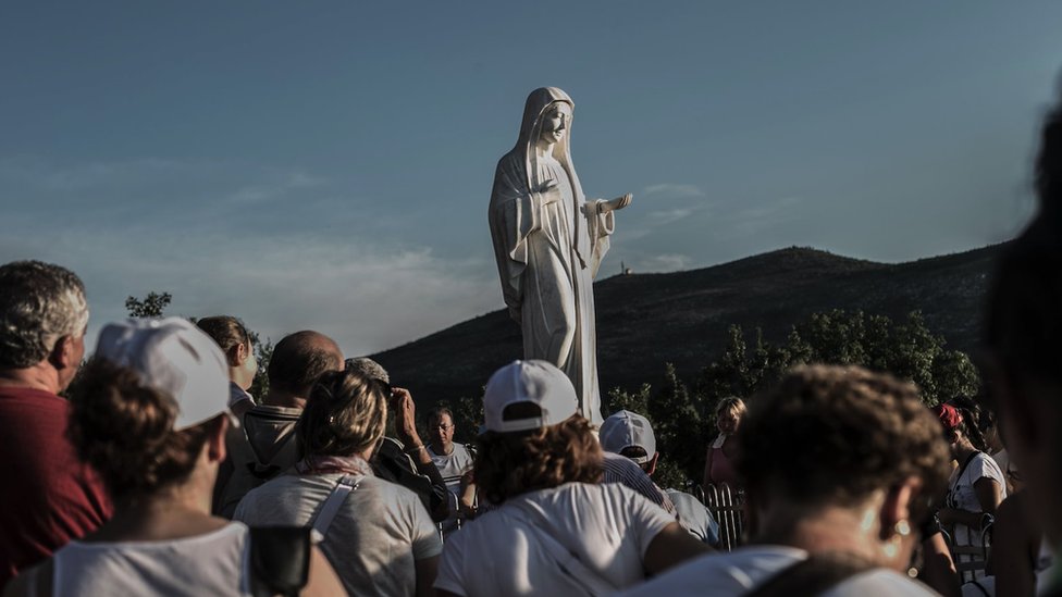 Međugorje: Vatikan ne priznaje ukazanja Device Marije, ali podržava vernike da hodočaste 1 Statue Device Marije na takozvanom Brdu ukazanja u Međugorju