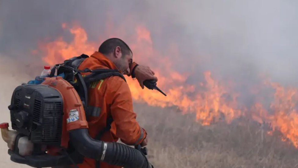 Izrael i Liban: Unakrsni raketni napadi preko granice, UN upozorava na „neminovnu katastrofu" 3 Izraelski vatrogasac gasi požar nastao posle raketnih napada Hezbolaha na Golanskoj visoravni blizu granice sa Libanom