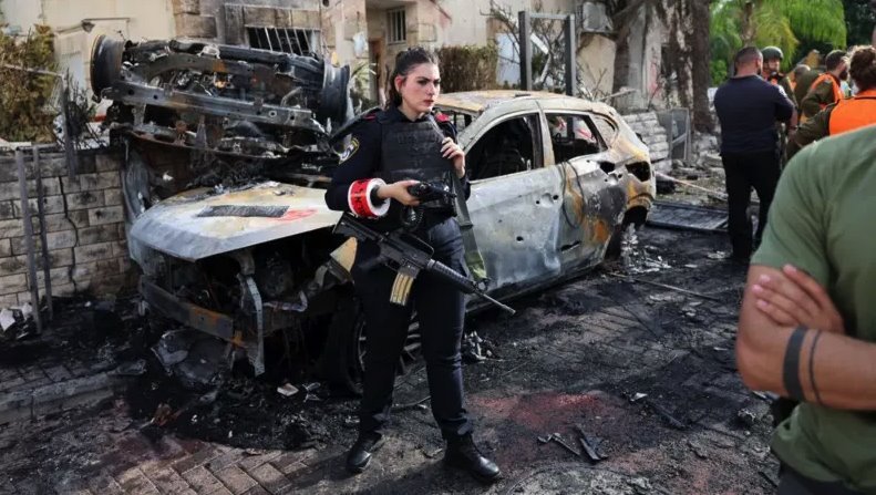 Izrael i Liban: Unakrsni raketni napadi preko granice, UN upozorava na „neminovnu katastrofu" 2 Spaljeni automobili i srušene zgrade u napadu Hezbolaha na Haifu