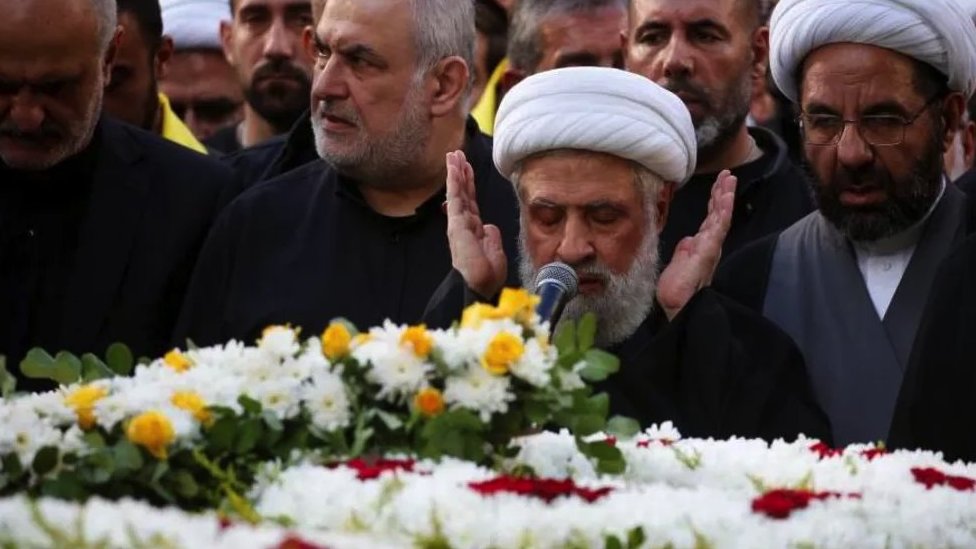 Bliski istok: Izrael ispalio više od 300 projektila na Liban, najmanje 100 poginulih 5 Hezbollah deputy leader Sheikh Naim Qassem leads funeral prayers for a senior commander killed by an Israeli strike
