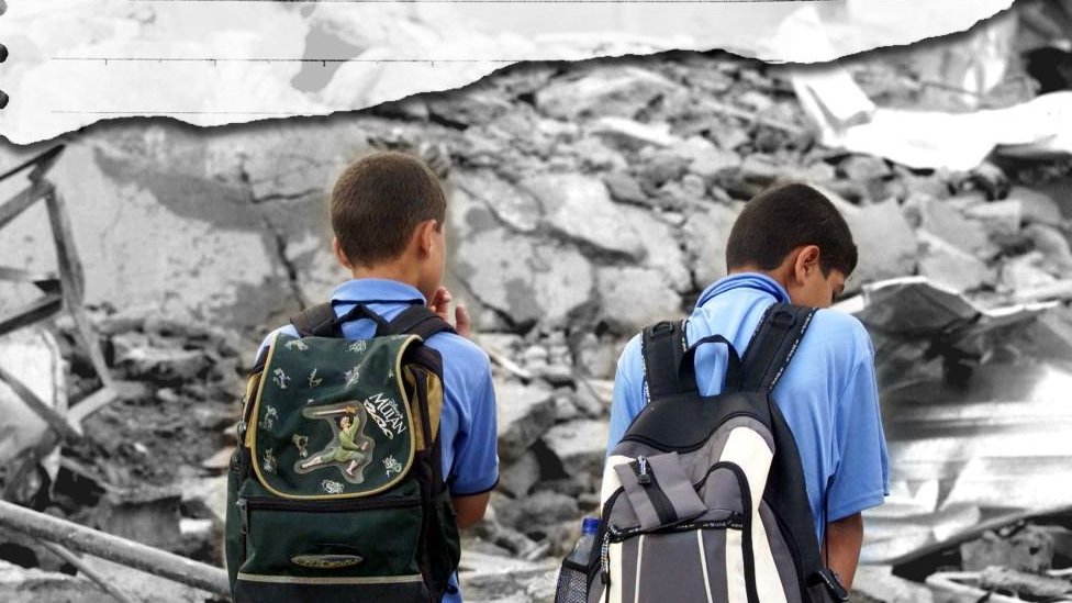 Milioni dece ne idu u školu na Bliskom istoku usred obrazovne „katastrofe", kaže UNICEF 2 Dva palestinska đaka u Deir Al Balahu u Gazi hodaju ispred zgrade uništene u izraelskom bombardovanju (arhiva)
