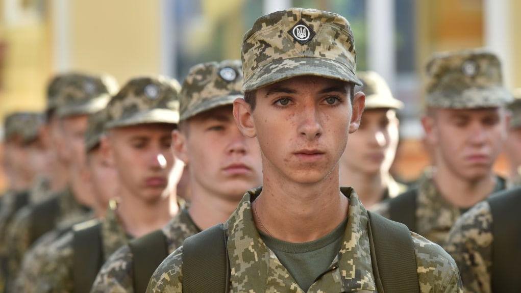 Rusija i Ukrajina: Strah od mobilizacije i maglovita budućnost - odlazak ukrajinskih mladića 2 ukrajinski vojnici, ukrajinski regruti