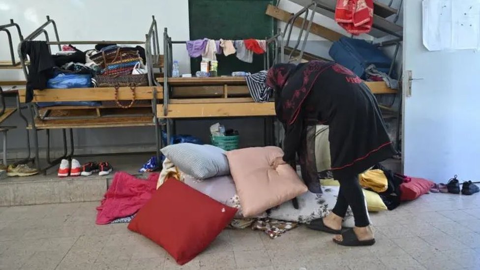 Bliski istok: Izrael ljuti Ameriku, nastavio napade na Liban, Hezbolah uzvraća 4 Žena skuplja razbacane stvari sa poda