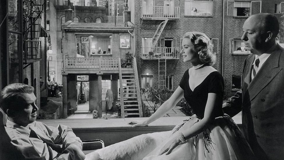 „Ovo će ih naterati da vrište": Alfred Hičkok otkriva intimne tajne snimanja filmova 2 Hičkok daje instrukcije Džejmsu Stjuartu i Grejs Keli tokom snimanja filma "Prozor u dvorište"