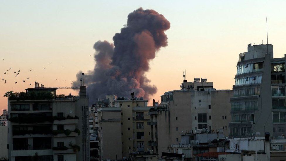 Bliski istok: Izrael tvrdi da je u napadu na Bejrut ubio vođu Hezbolaha 6 Dim se uzdiže iznad zgrada posle napada na Bejrut u petak