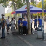 Nova.rs: Član SNS fizički nasrnuo i udario čoveka na Đeram pijaci (VIDEO) 2