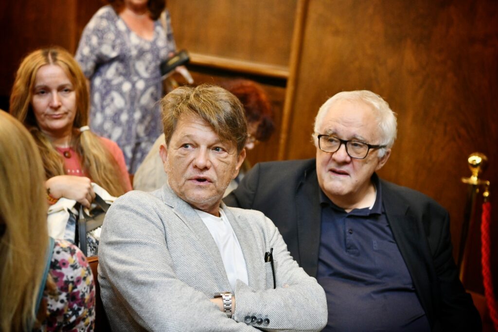 vladika grigorije "Došli ste vi kojima niko nije platio da dođete": Vladika Grigorije u prepunom Kolarcu promovisao knjigu "Stranac u šumi", pomenuo i litijum 2