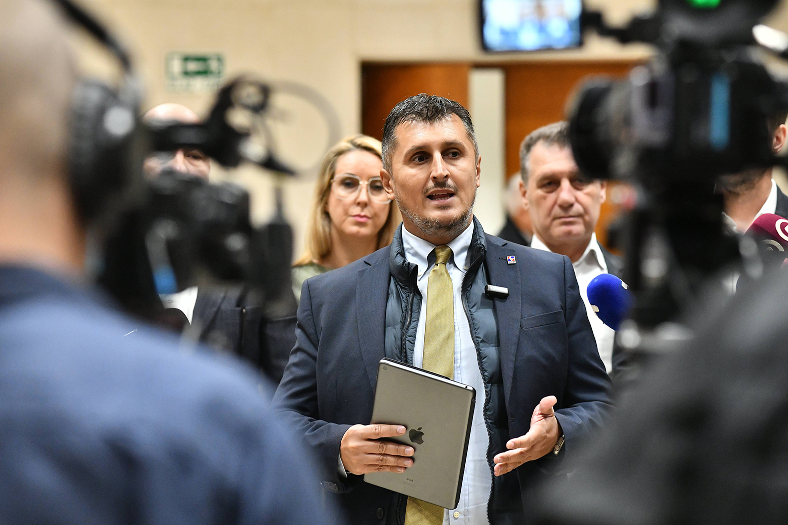 "Ministar Siniša, odbornik Mali": Šalje li Siniša Mali svojim prisustvom u Skupštini grada Beograda poruku Aleksandru Šapiću? 5 "Ministar Siniša, odbornik Mali": Šalje li Siniša Mali svojim prisustvom u Skupštini grada Beograda poruku Aleksandru Šapiću? 5