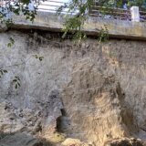 Roža Červenak iz Kule ne zna gde će dočekati zimu: Odronio se breg "Telečka kosa" i uništio joj kuću, mesecima čeka rešenje stambenog pitanja 11