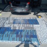 (FOTO) Uprava carina sprečila šverc: U automobilu nađeno oko 6.000 paklica cigareta 8