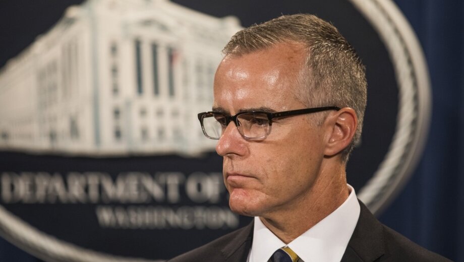 "Tramp je de fakto ruski špijun": Obaveštajac otkrio detalje o "divljenju" prema Putinu 2 "Tramp je de fakto ruski špijun": Obaveštajac otkrio detalje o "divljenju" prema Putinu 2