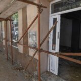 (FOTO) Ruiniran objekat u strogom centru Novog Sada: Među vlasnicima kuće koja se urušava i sam Grad, ali dogovora o popravci nema 11