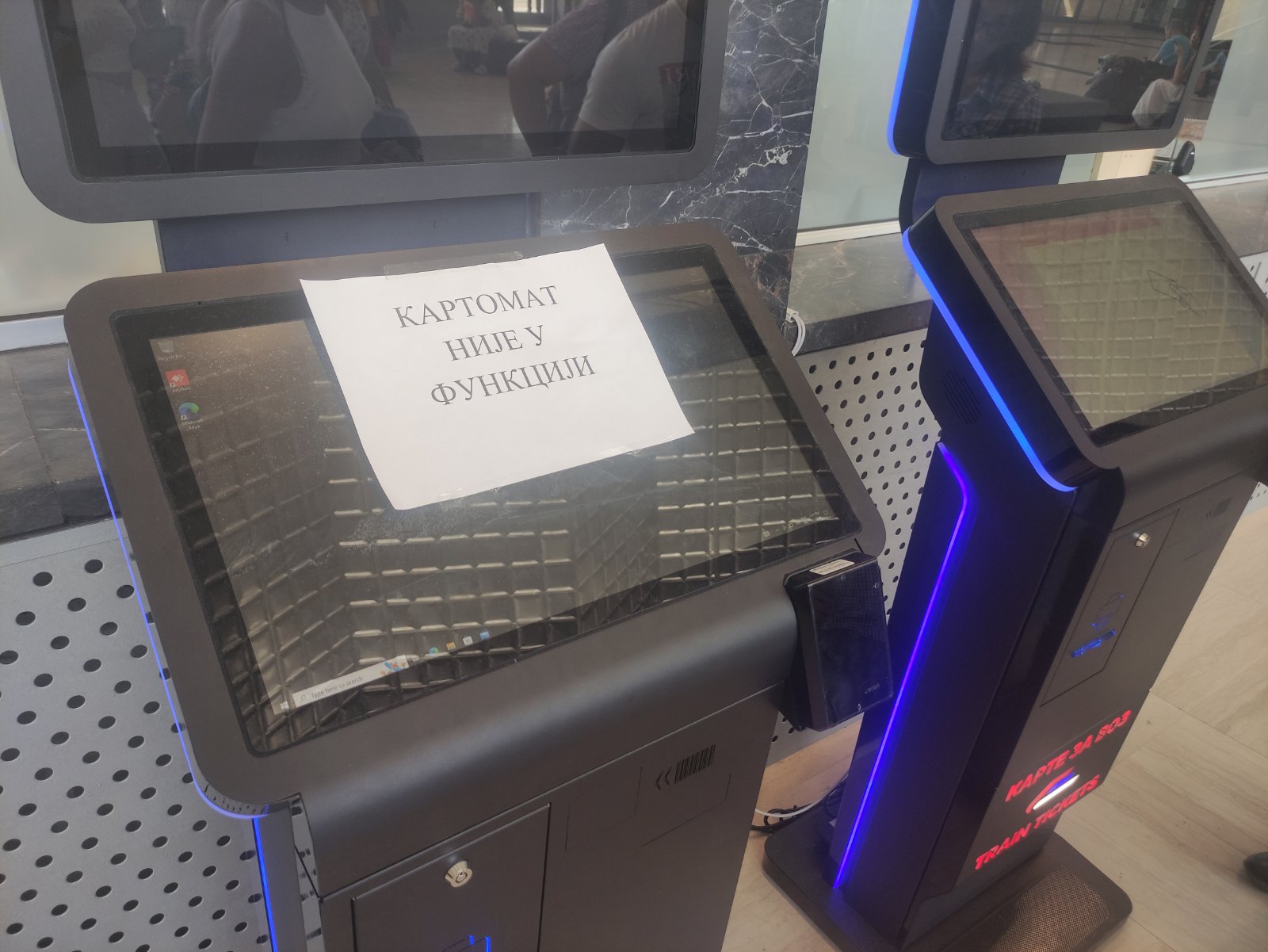 Soko ponovo kasni: Na novootvorenoj Železničkoj stanici u Novom Sadu gužve, radi samo jedan šalter 3 Soko ponovo kasni: Na novootvorenoj Železničkoj stanici u Novom Sadu gužve, radi samo jedan šalter 3