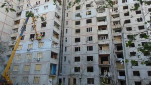 Četiri osobe su poginule a 35 je ranjeno u ruskim udarima dronovima na grad Harkov na istoku Ukrajine, javili su noćas ukrajinski zvaničnici.