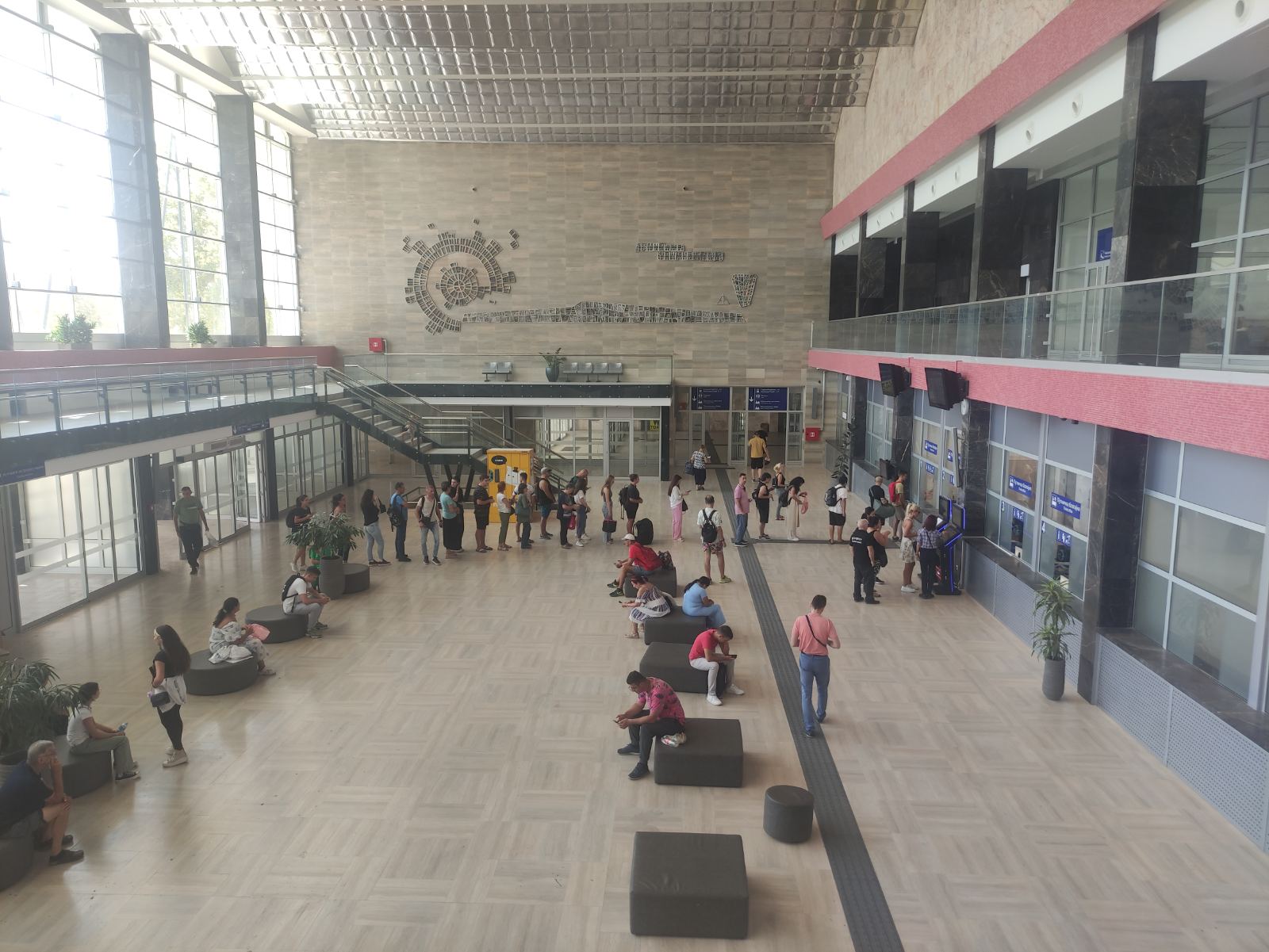 Soko ponovo kasni: Na novootvorenoj Železničkoj stanici u Novom Sadu gužve, radi samo jedan šalter 2 Soko ponovo kasni: Na novootvorenoj Železničkoj stanici u Novom Sadu gužve, radi samo jedan šalter 2