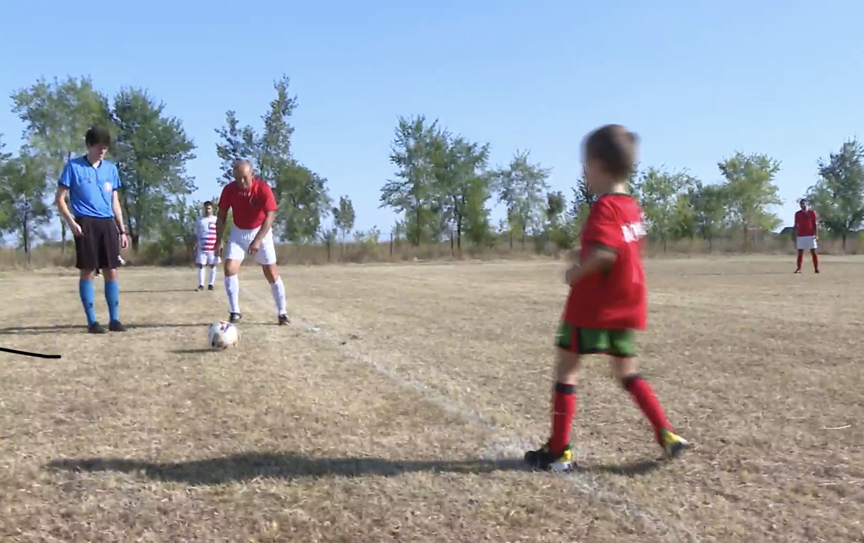 U Srbiji igra jedan od najstarijih fudbalera na svetu: “Nijednom ne završim utakmicu zadihan, samo kad preteram uhvate me grčevi” (VIDEO) 2 U Srbiji igra jedan od najstarijih fudbalera na svetu: “Nijednom ne završim utakmicu zadihan, samo kad preteram uhvate me grčevi” (VIDEO) 2