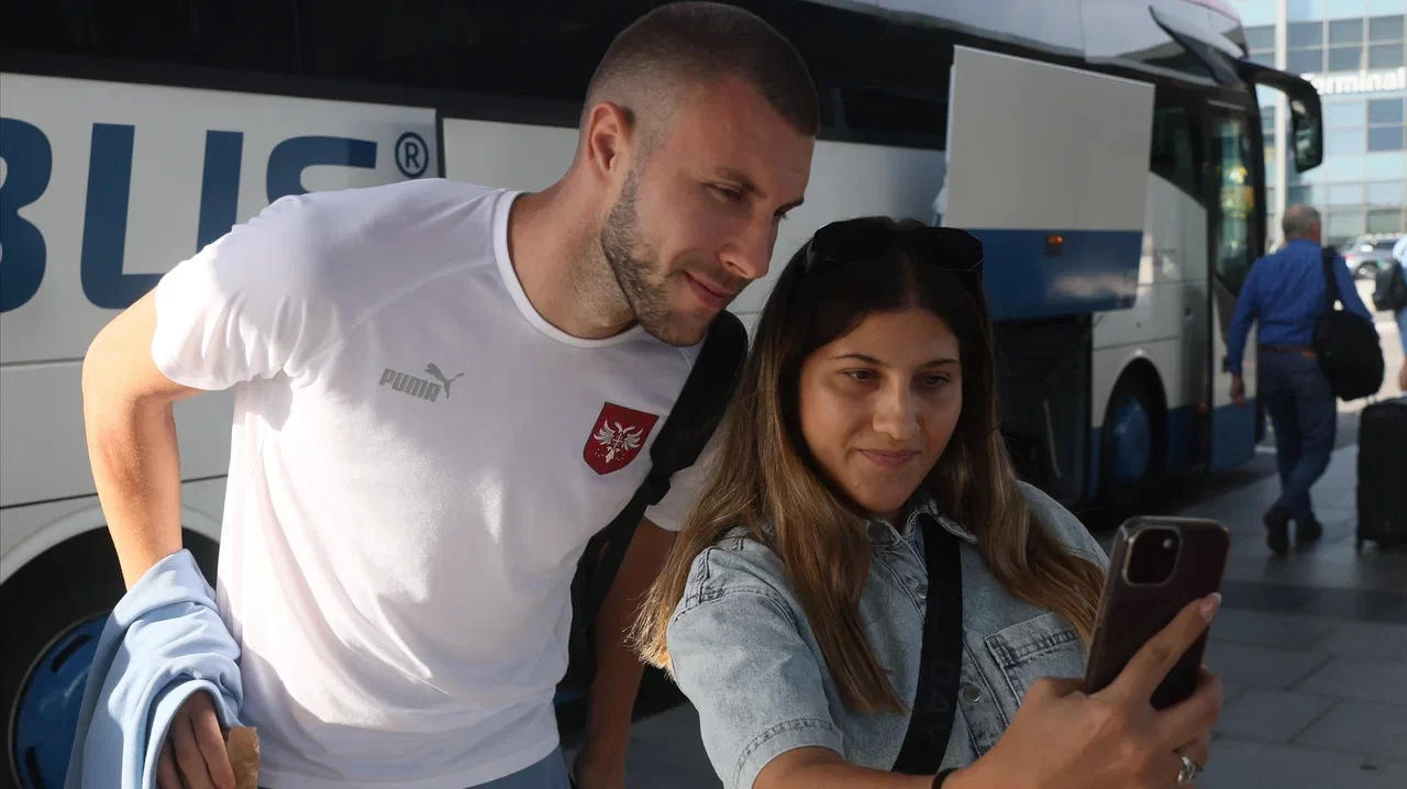 Fudbaleri Srbije doputovali u Kopenhagen, pilot im održao motivacioni govor i poželeo sreću pred utakmicu sa Danskom 2 Fudbaleri Srbije doputovali u Kopenhagen, pilot im održao motivacioni govor i poželeo sreću pred utakmicu sa Danskom 2