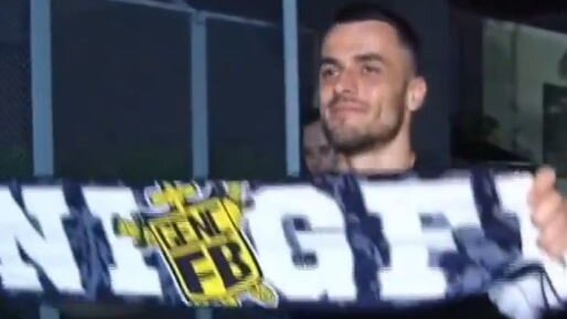 Srpski fudbaler napustio Juventus i stigao kod Murinja, navijači Fenera dočekali ga na istanbulskom aerodromu (VIDEO) 2 Srpski fudbaler napustio Juventus i stigao kod Murinja, navijači Fenera dočekali ga na istanbulskom aerodromu (VIDEO) 2