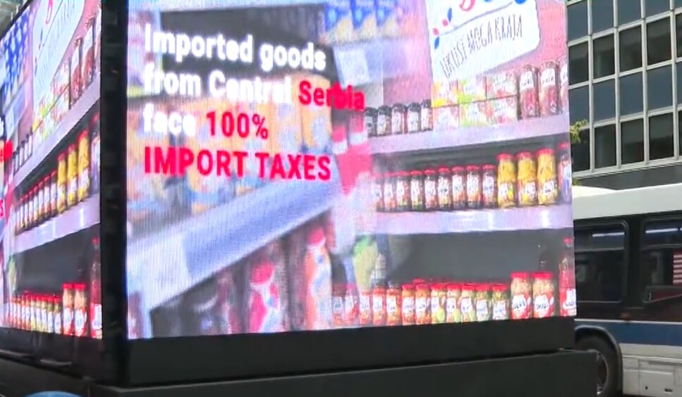 Tri kamiona sa velikim video-bimovima sa kojih se puštaju snimci sa Kosova kruže po Menhetnu, uoči Vučićevog govora u UN 2 Tri kamiona sa velikim video-bimovima sa kojih se puštaju snimci sa Kosova kruže po Menhetnu, uoči Vučićevog govora u UN 2