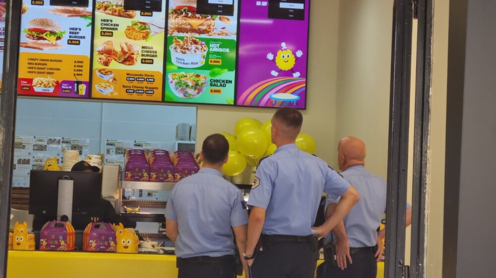 Otvoren kiosk brze hrane u Severnoj Mitrovici, Srbi kažu "albanizacija Severa" u toku 1