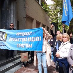 foto, protest prosvetara 16.9.24 zastava 3, foto z. miladinovic "Danas držimo javni čas o moralu i poštovanju date reči": Više stotina prosvetara na protestu u Nišu 6