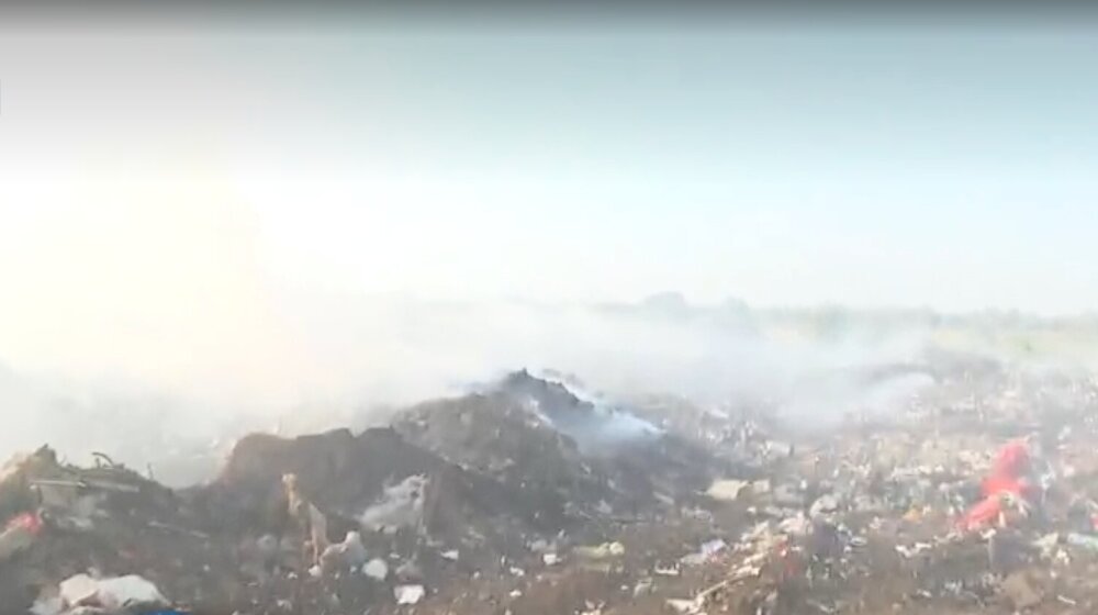 Od sinoć veliki požar na deponiji u Jabuci: Kulja gust dim, nema vatrogasaca 1