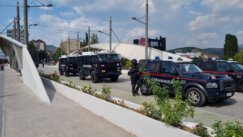 Pogledajte kako izgleda povlačenje oklopnih vozila italijanskih karabinjera sa mosta na Ibru (VIDEO/FOTO) 3