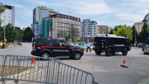 Pogledajte kako izgleda povlačenje oklopnih vozila italijanskih karabinjera sa mosta na Ibru (VIDEO/FOTO) 4