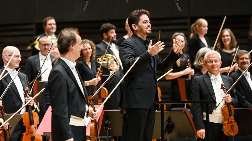 Barokni sjaj, raskoš i stroga mera: Koncert Minhenske filharmonije sa dirigentom Lahavom Šanijem i solistom trubačem Gvidom Segersom 9