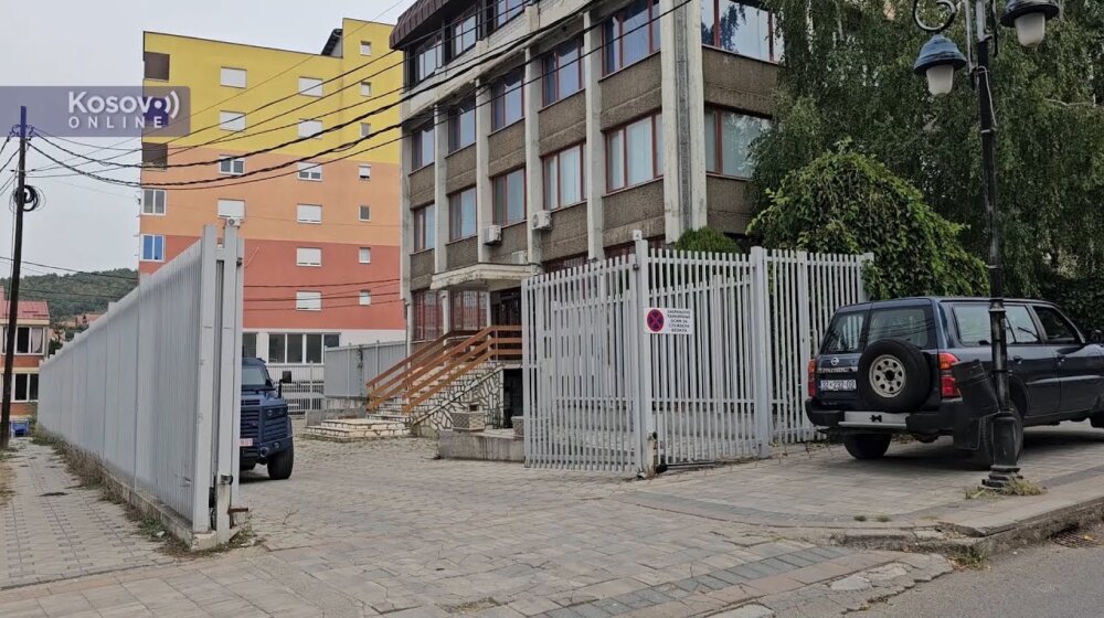Kosovska policija ušla u objekte Uprave za trezor u Leposaviću 1 Kosovska policija ušla u objekte Uprave za trezor u Leposaviću 1
