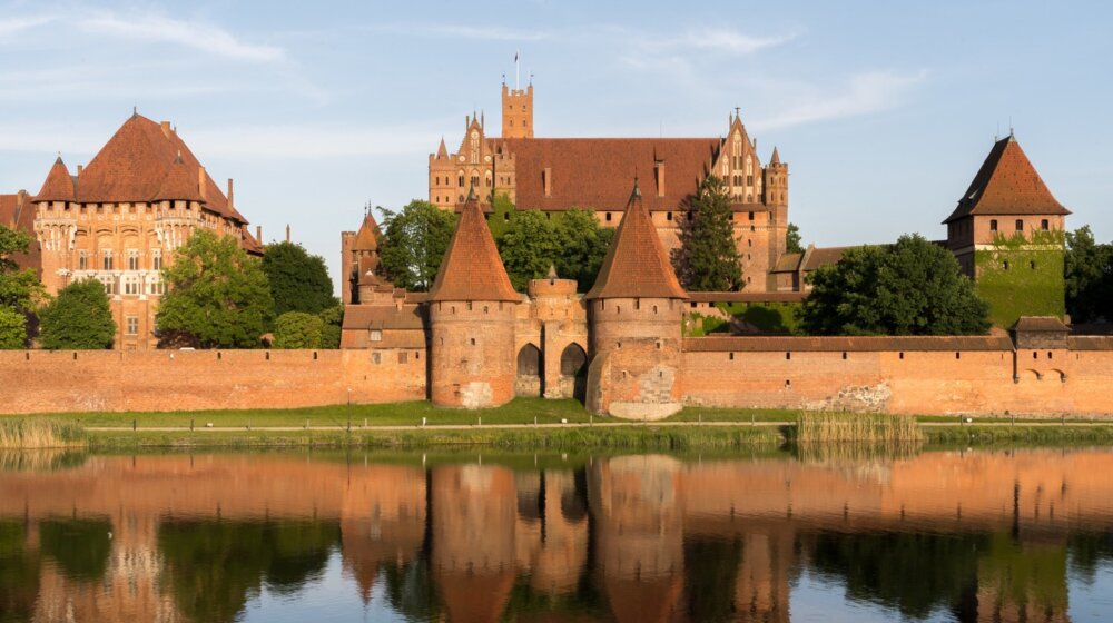 Da li je ovo najveći zamak na svetu: U jednom momentu u njemu je živelo 3.000 ljudi 1