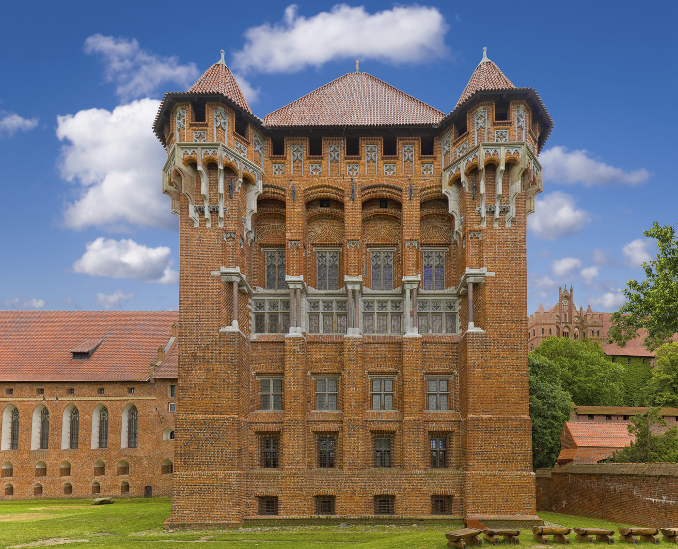 Da li je ovo najveći zamak na svetu: U jednom momentu u njemu je živelo 3.000 ljudi 2 Da li je ovo najveći zamak na svetu: U jednom momentu u njemu je živelo 3.000 ljudi 2