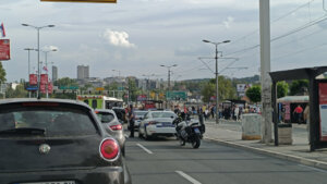 Ukupan broj saobraćajnih nezgoda sa nastradalima u prvom kvartalu 2025. godine veći je za 0,6 odsto u odnosu na isti period prošle godine, dok je pad broja saobraćajnih nezgoda sa poginulim licima van naselja iznosi 11,1 odsto, saopštio je danas Republički zavod za statistiku (RZS).