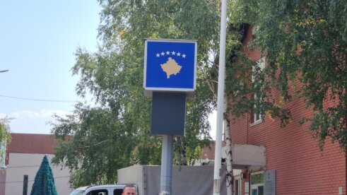 Kosovska policija pleni inventar iz zgrade opštine Kosovske Mitrovice (VIDEO/FOTO) 4