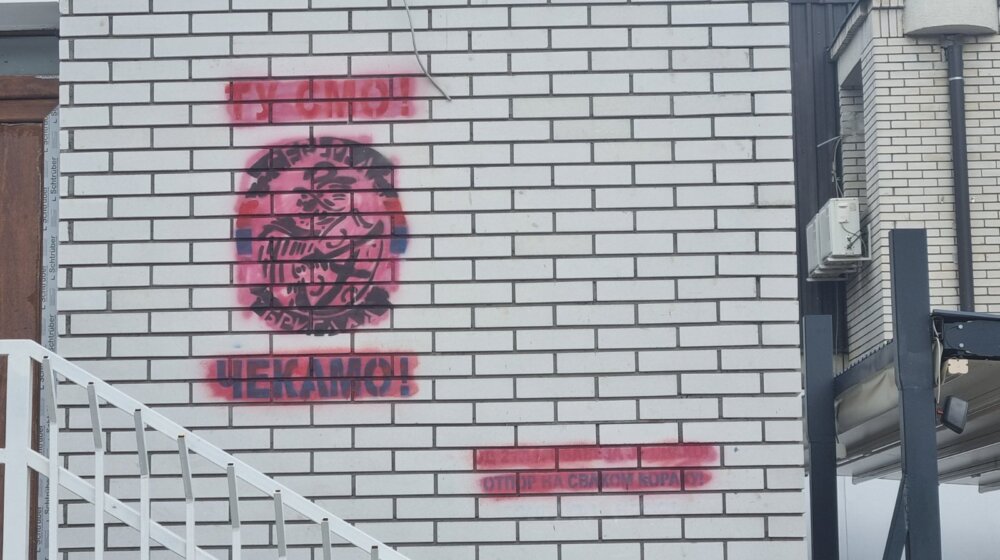 Sever Kosova oblepljen plakatima: Srpska trobojka i poruka „Eto nas o Božiću“ 1