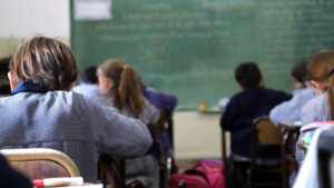 "Jedni držali torbu na njegovoj glavi, a drugi su ga tukli": Vršnjačko nasilje školi u Mrkonjić Gradu, slučaj prijavljen tužilaštvu 1