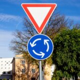 Tri muškarca osumnjičena za krađu 22 saobraćajna znaka sa Moravskog koridora 1