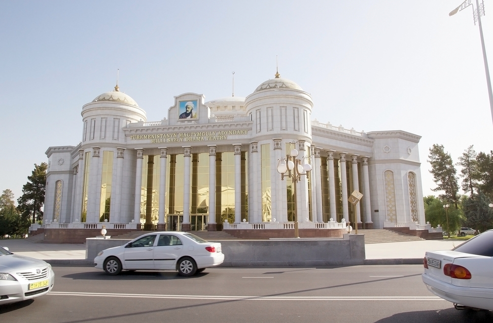 U ovom gradu dozvoljeni su samo beli automobili - ako su prljavi, policija naplaćuje kazne 2 U ovom gradu dozvoljeni su samo beli automobili - ako su prljavi, policija naplaćuje kazne 1