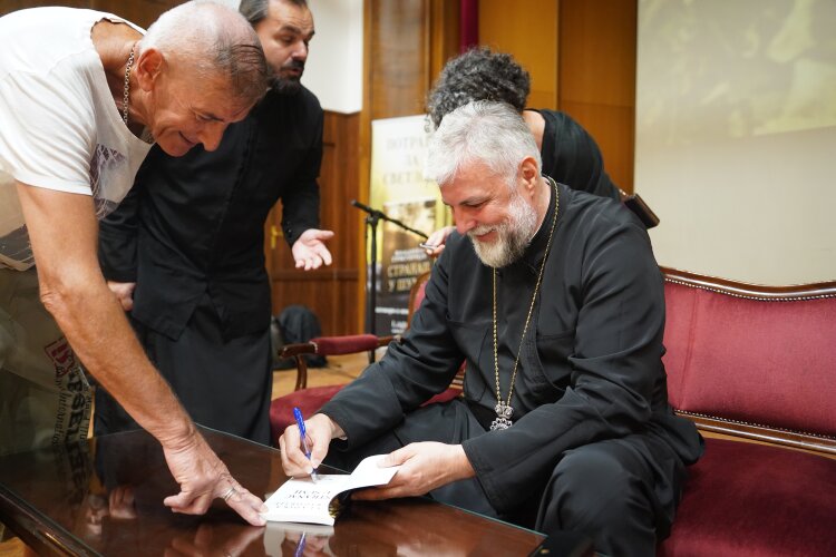 stranac u šumi Šta je rečeno o novoj knjizi Vladike Grigorija „Stranac u šumi“ na Kolarcu? (FOTO) 4