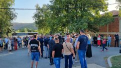 Četvrti dan blokade srpskih institucija na severu KiM: Radnici privremenog organa završili okupljanje ispred zgrade u Kosovskoj Mitrovici (FOTO) 3