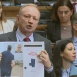 Pričom o farmerkama od 1.800 dolara opozicija još nije uspela da ubedi Vučićeve birače da je on neskromni predsednik 14