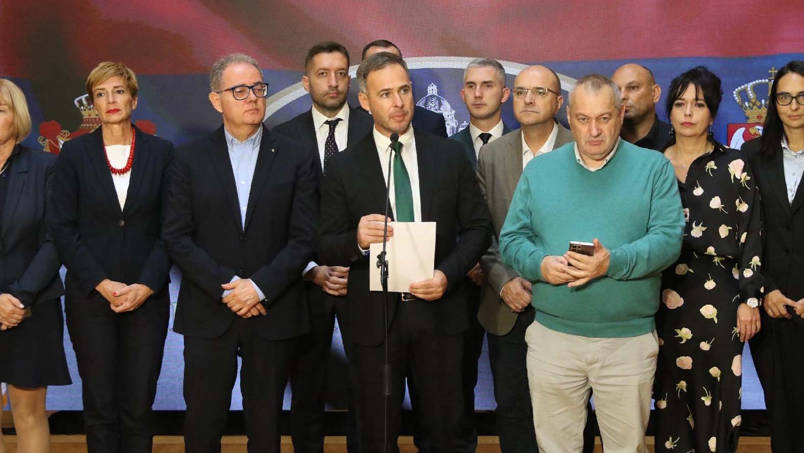 Protestne akcije zbog pada nadstrešnice: Kako vode borbu opozicija i aktivisti? 4 Protestne akcije zbog pada nadstrešnice: Kako vode borbu opozicija i aktivisti? 8