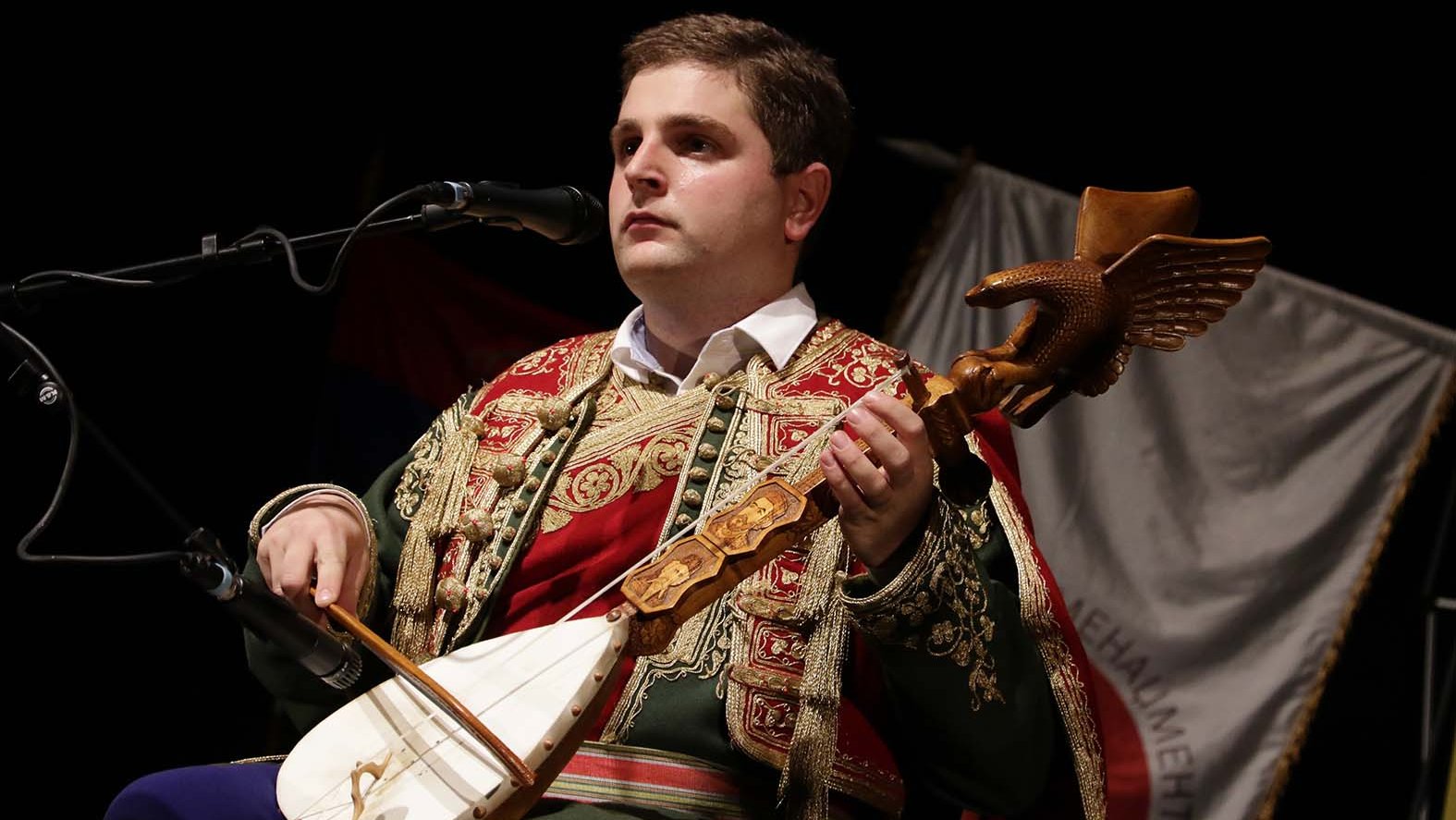 "Petice si nizao izreda": Na guslama opevao Vučića, pa postao savetnik u Vladi - Marko Šćepanović, guslar nepoznate biografije 2 "Petice si nizao izreda": Na guslama opevao Vučića, pa postao savetnik u Vladi - Marko Šćepanović, guslar nepoznate biografije 2